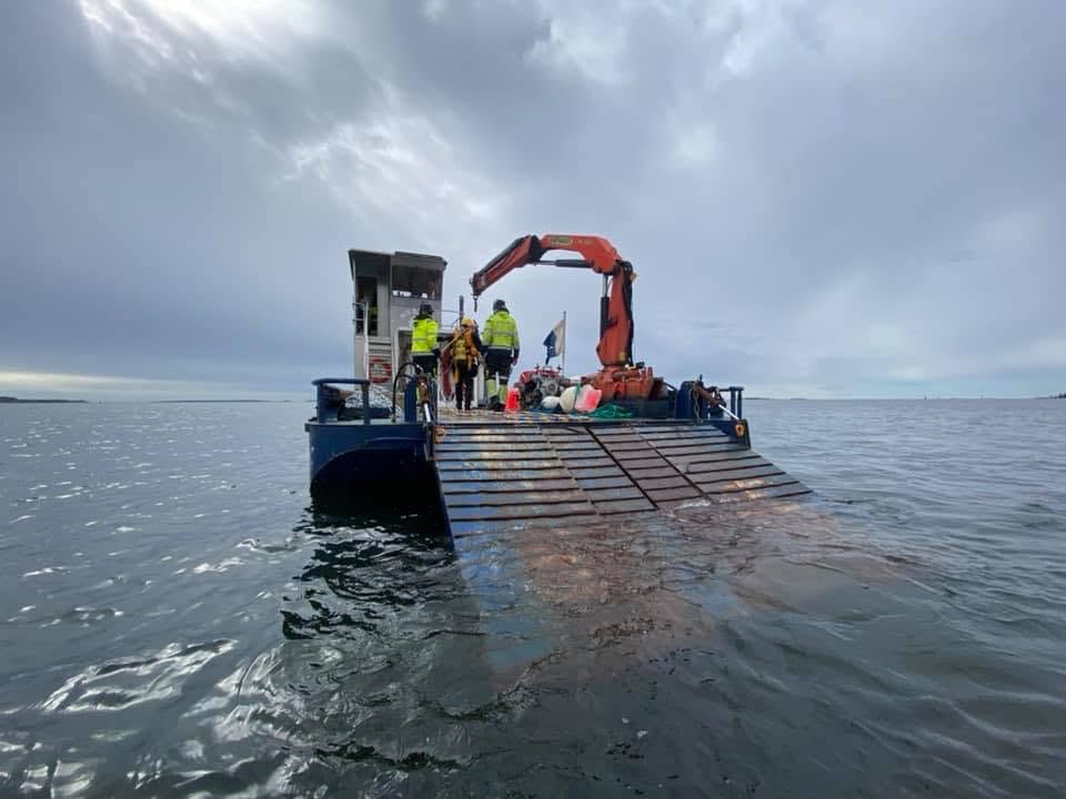 Diveconin työlautta sukeltajineen merellä